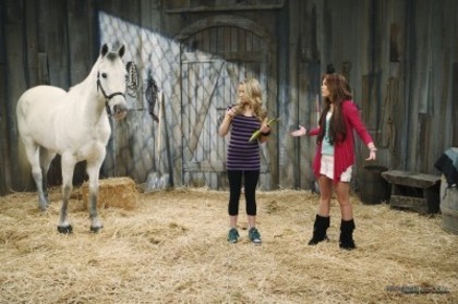 Hannah-Montana-Forever-Episode-1-Sweet-Home-Hannah-Montana-Stills-hannah-montana-13945263-400-266 - miley