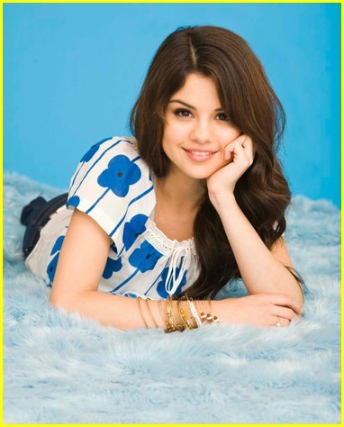 2l9oaoy - Selena Gomez is Parade Pretty