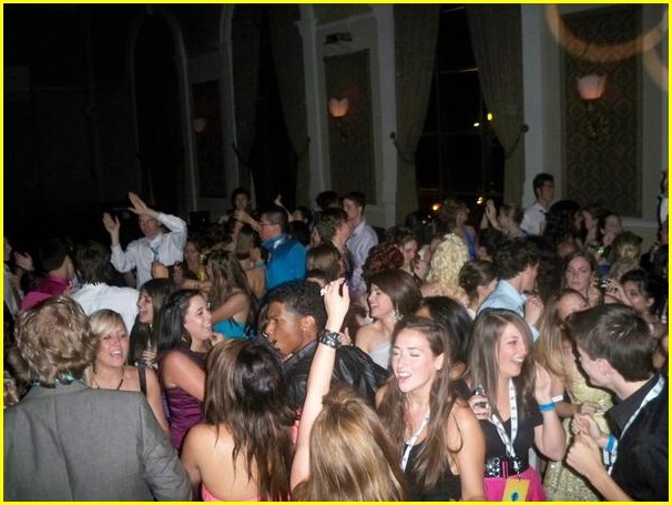 2i8dp9g - Selena Gomez Prom Crash Crazy