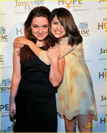 1jag6e - Selena Gomez and Jennifer Stone are Congo Cute