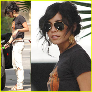 vanessa-hudgens-zac-efron-pump-gas[1]