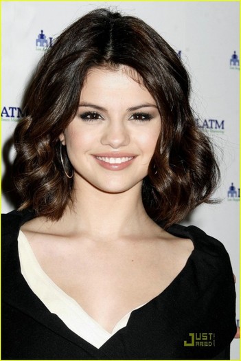 2my9lc - Selena Gomez Believes The Magic of Mentoring