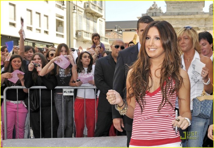 2v8ooe1 - Ashley Tisdale Promotes Puerco Espin