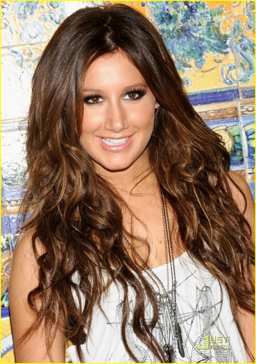 eu3m69 - Ashley Tisdale is Madrid Marvelous