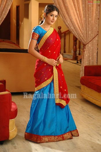 sameeksha417 - Z A A R A Pyaar Ki Saugat Sameeksha Nice Dressed In Red And Blue Picture Gallery