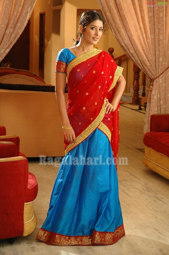 sameeksha421 - Z A A R A Pyaar Ki Saugat Sameeksha Nice Dressed In Red And Blue Picture Gallery