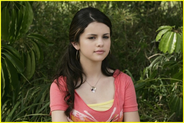 new-wizards-of-waverly-place-stills-12 - Jennifer Stone and Selena Gomez Lost Subway Car