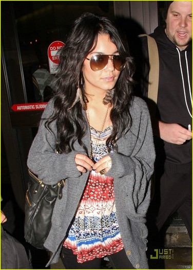 zacefronvanessahudgensbqs1 - Zac Efron and Vanessa Hudgens Back From Brazil