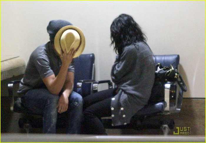 zacefronvanessahudgensbxq1 - Zac Efron and Vanessa Hudgens Back From Brazil