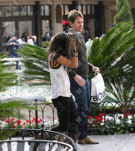 3983407previewmn8 - Vanessa Hudgens Shops with Kenneth Brown