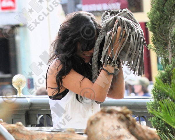 3983397previewev6 - Vanessa Hudgens Shops with Kenneth Brown