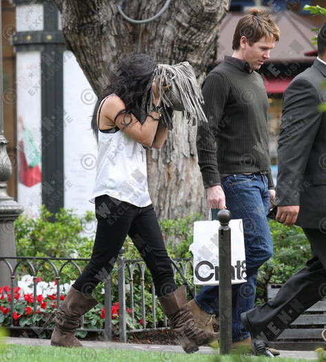 3983401previewbl8 - Vanessa Hudgens Shops with Kenneth Brown