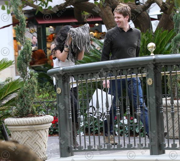 3983398previewmn1 - Vanessa Hudgens Shops with Kenneth Brown