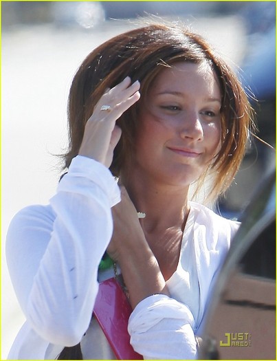 eafx47 - Ashley Tisdale To Guest On Extreme Makeover Home Edition