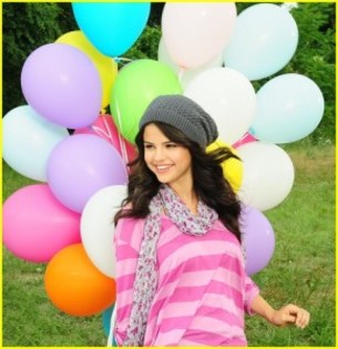 selena-gomez-dream-commercial-05-290x300[1] - Selena Gomez Photos