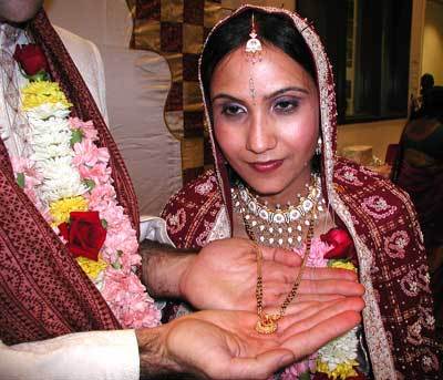 bride_mangalsutra - Mangalsutra-colierul casatoriei in India