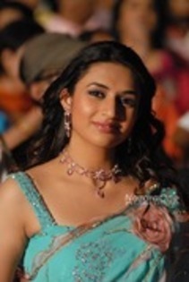 VIMQOYKLQZNUPEERKPG - divyanka tripathi