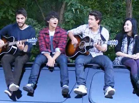 Jonas-Demi-Lovato-getting-a-break-of-filming-CR2-for-sing-to-fans-Rockwood-the-jonas-brothers-817119 - Album pt vedeteadevarate