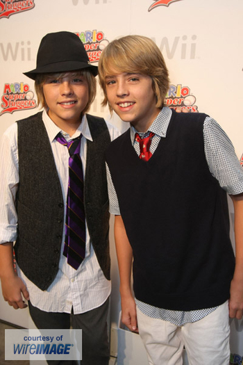 2qns49e - Dylan and Cole Sprouse