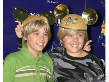 2013_08_1 - Dylan and Cole Sprouse