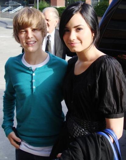 16492352_BZIVALZUU - Demi Lovato