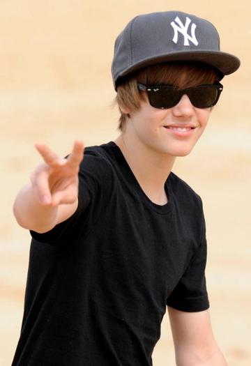  - Justin Bieber lanseaza un album cu poze din copilarie