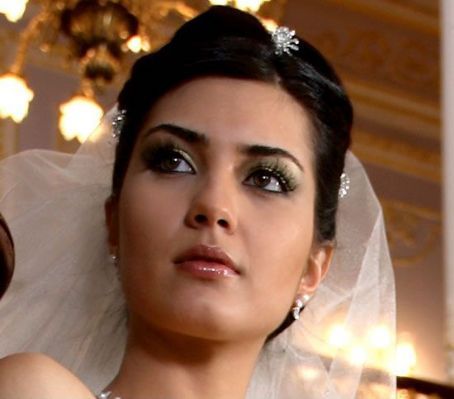 Tuba Buyukustun (8)