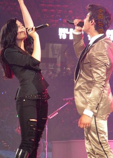 jonas-brothers-houston-rodeo%20(29) - 0-Demi and Joe club-0