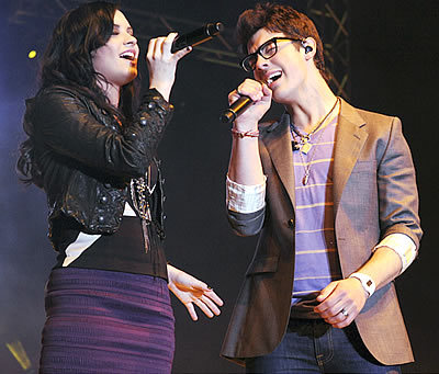 400_dlovato_jjonas_100211_disneychannel - 0-Demi and Joe club-0