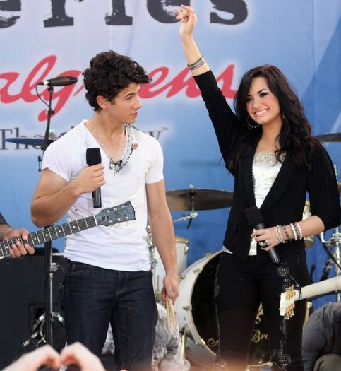 Good-Morning-America-nemi-12450818-644-700 - Album pt FanNickAndDemi