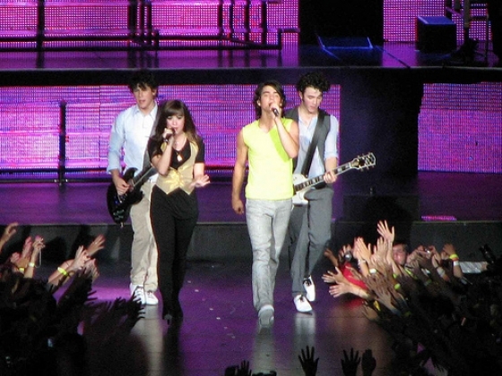 15 - 0-Demi and Jonas Brothers club-0