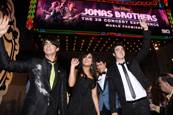 18 - 0-Demi and Jonas Brothers club-0