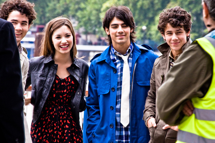 Jonas_Brothers_and_Demi_Lovato - 0-Demi and Jonas Brothers club-0