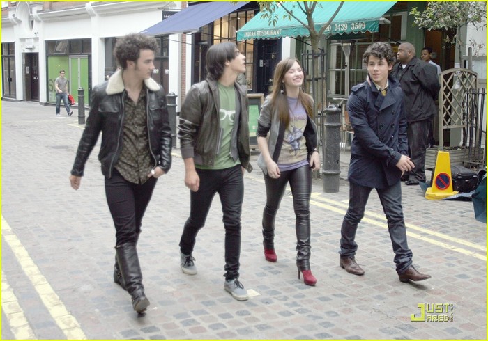 jonas-brothers-demi-lovato-london-04