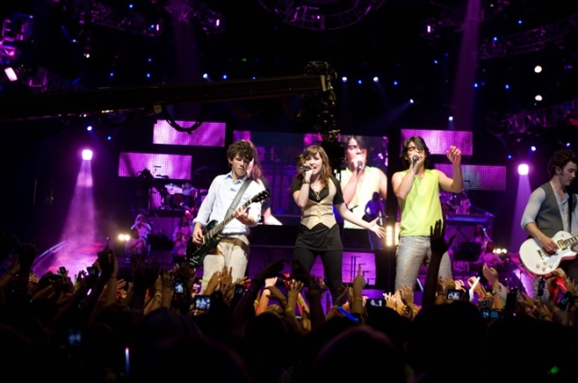 jonas-brothers-the-3-d-concert-experience-20090217061214916_640w - 0-Demi and Jonas Brothers club-0