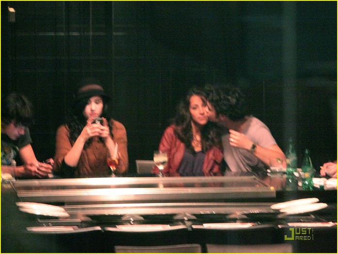 kevin-joe-jonas-date-demi-danielle-02