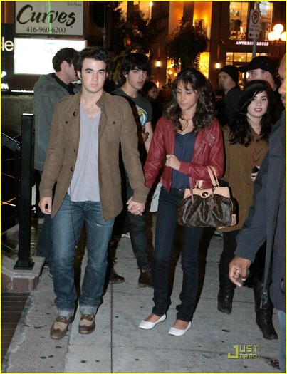 kevin-joe-jonas-date-demi-danielle-04 - 0-Demi and Jonas Brothers club-0