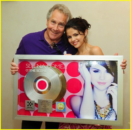 selenagomezplatinumsing - 0 00 surprize