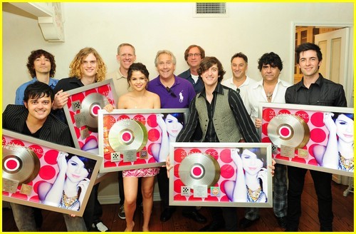 selenagomezplatinumsing1 - 0 00 surprize