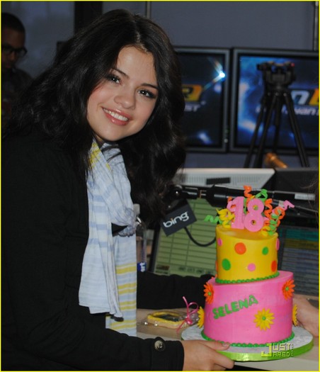 selena-gomez-sweet-es-02 - 0 00 surprize