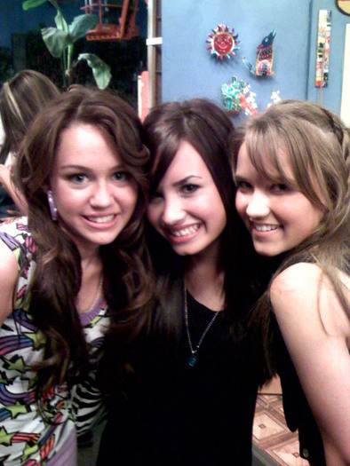 Demi-Lovato-Twitter-04 - 0-Demi and Miley club-0