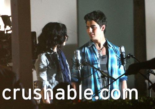 100215NE1_JONAS_LOVATO_B-GR_11 - 0-Demi and Joe-make a wave club-0