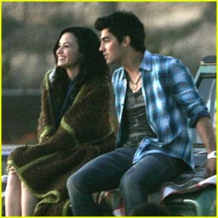 joe-jonas-demi-lovato-wave-video - 0-Demi and Joe-make a wave club-0