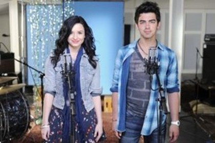 resized_Demi_Lovato_Joe_Jonas_MAW_4 - 0-Demi and Joe-make a wave club-0