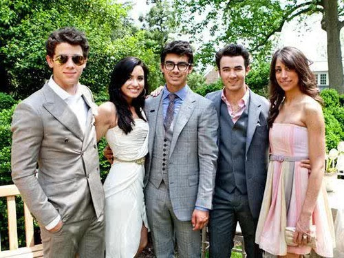 The-Jonas-Brothers-Demi-and-Danielle-Deleasa-Kevin-s-wife-jemi-12238563-500-375 - 0-Demi and Joe-make a wave club-0