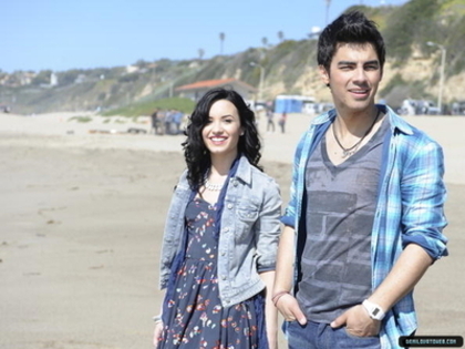 tumblr_kza65oXvJt1qbrvluo10_400 - 0-Demi and Joe-make a wave club-0