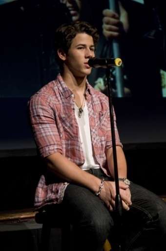 Chicago-press-conference-05-08-nick-jonas-14515190-340-512 - Chicago Conferince