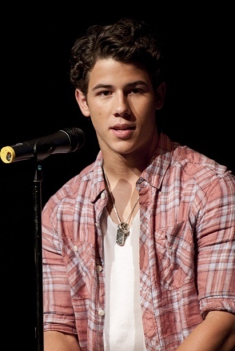 Chicago-press-conference-05-08-nick-jonas-14515197-343-512 - Chicago Conferince