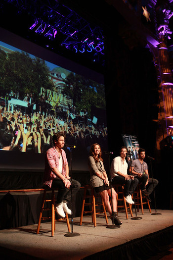 Nick+Jonas+Jonas+Brothers+Attend+Press+Conference+GP_164AsJe_l