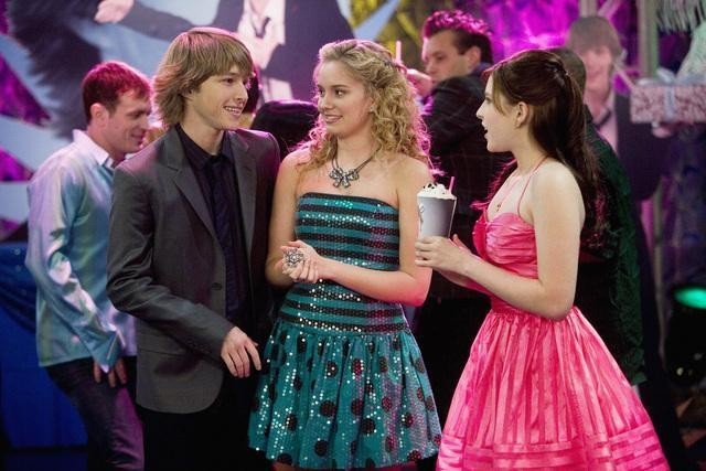 sterling-knight-tiffany-thornton-ed-eden-sher-in-una-scena-dell-episodio-three-s-not-company-di-sonn